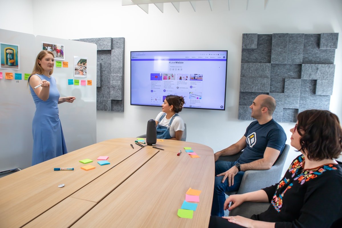 Pessoas em um workshop colaborativo